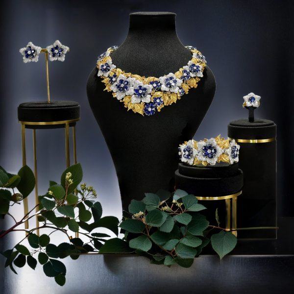 Pear shape sapphires, diamonds and white and yellow gold jewellery parure